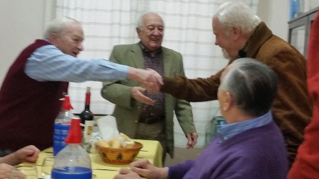 Llega Juvenal Muñoz. Lo saludan Bruno, Larriva y Ferrucci.