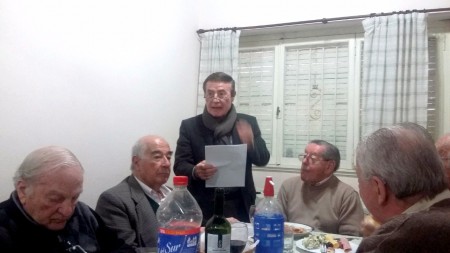 Mancini lee su tesis de la facultad. Escuhan Bruno, Anello, Faccioni.