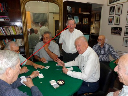 INFRAGANTI: La cámara captó cómo Faccioni le hace señas a Aromando, indicándole qué cartas tienen sus contrincantes.